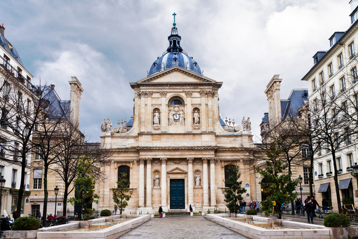 Здание Университета Париж IV Сорбонна (Université Paris-Sorbonne 1 / Paris-IV), капелла Сорбонны в Латинском квартале