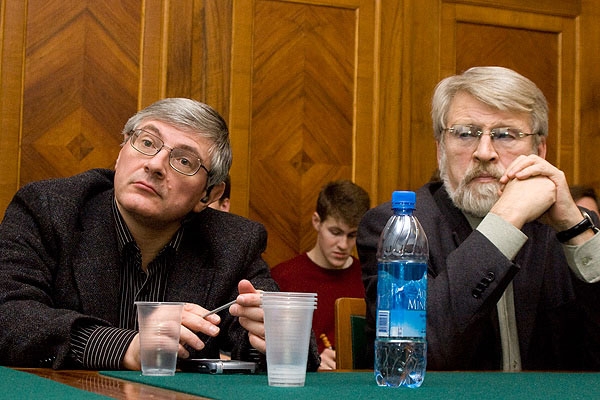Профессора Вышки Александр Филиппов (слева) и Алексей Руткевич (справа)