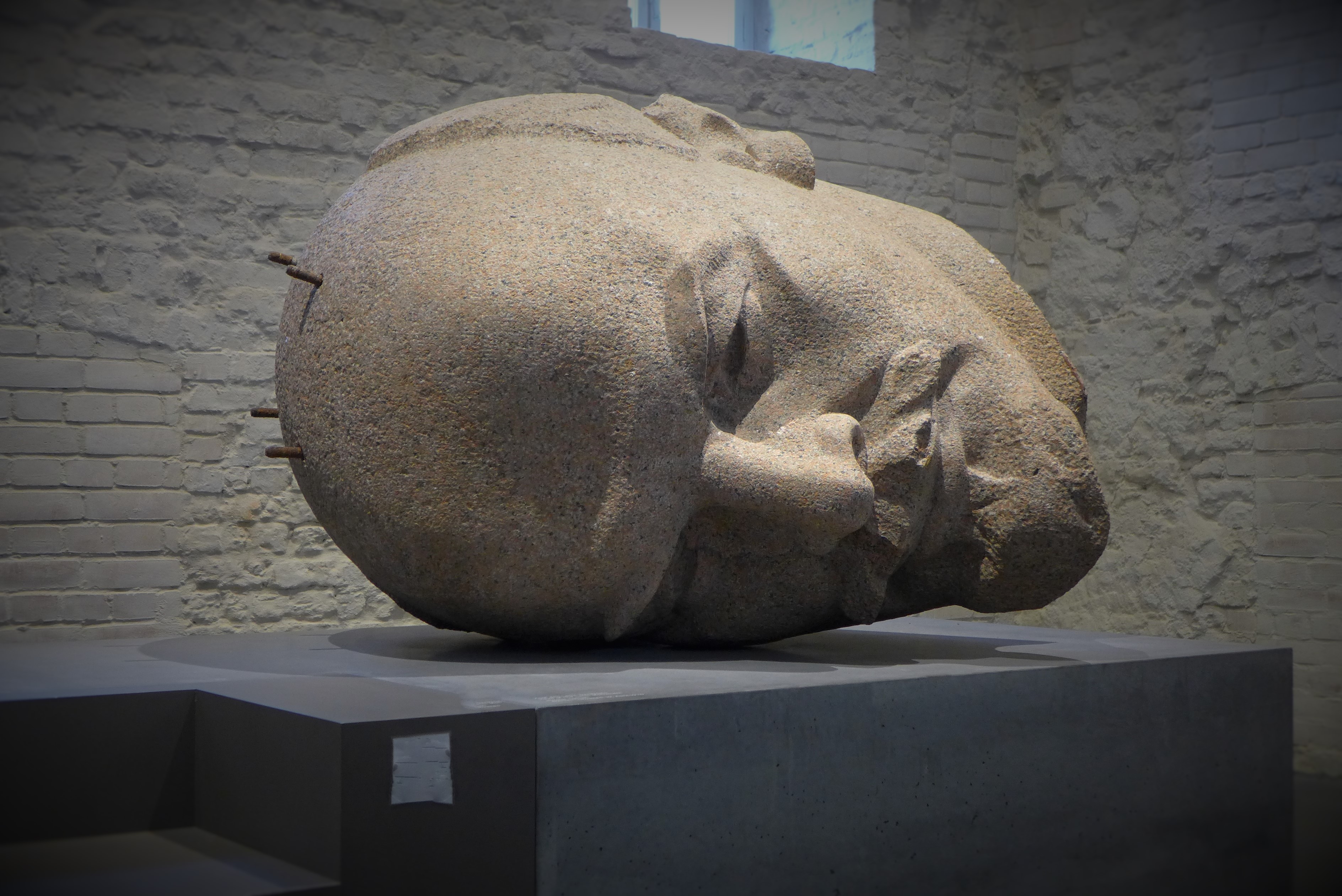 Голова Ленина с берлинского памятника, разобранного в 1991 году (скульптор Николай Томский). Эксгумация 2015 года. Выставка в цитатеди Шпандау, Берлин