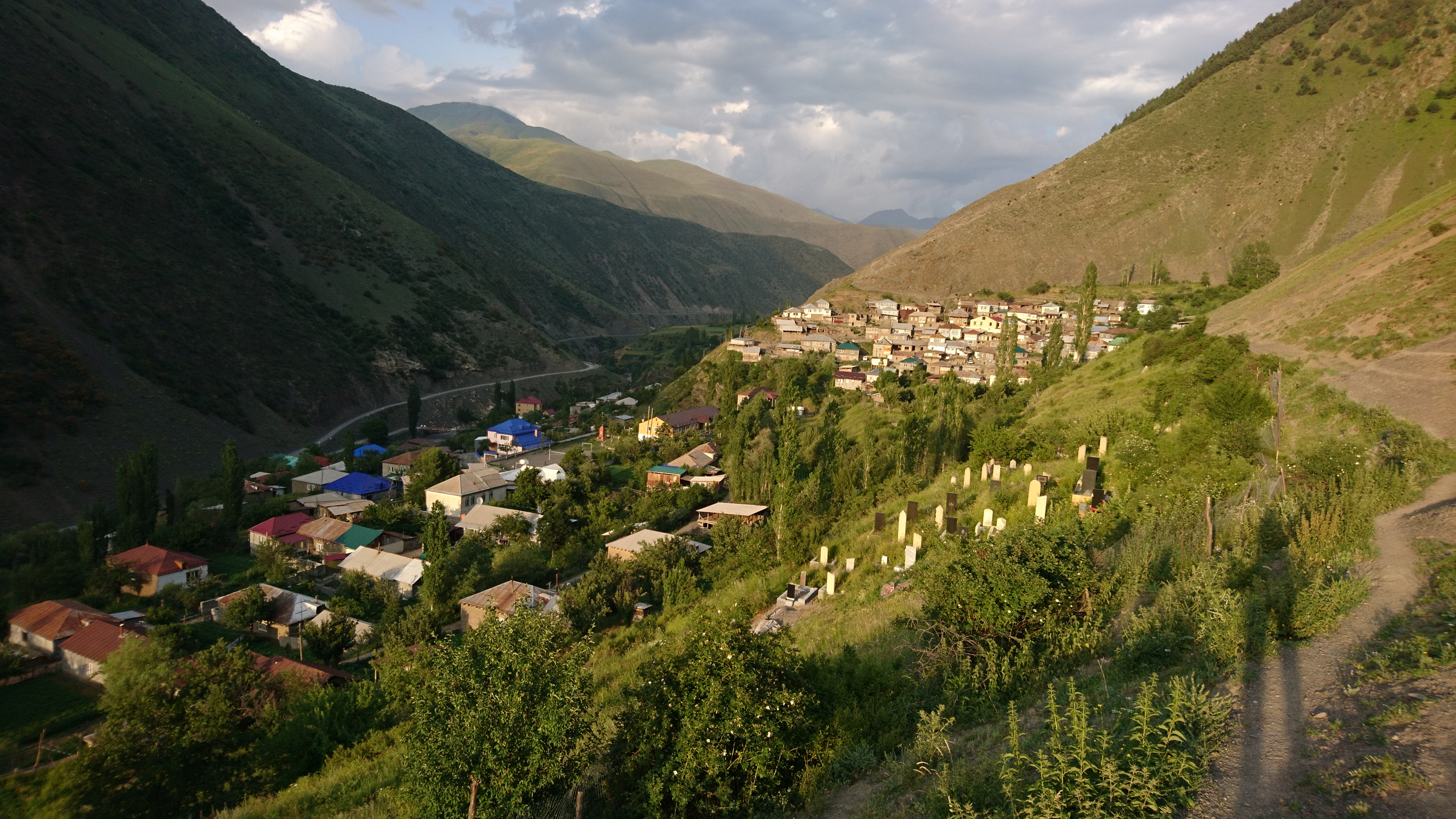 Село Кина Рутульского района (Дагестан), вид сверху со стороны новой части села